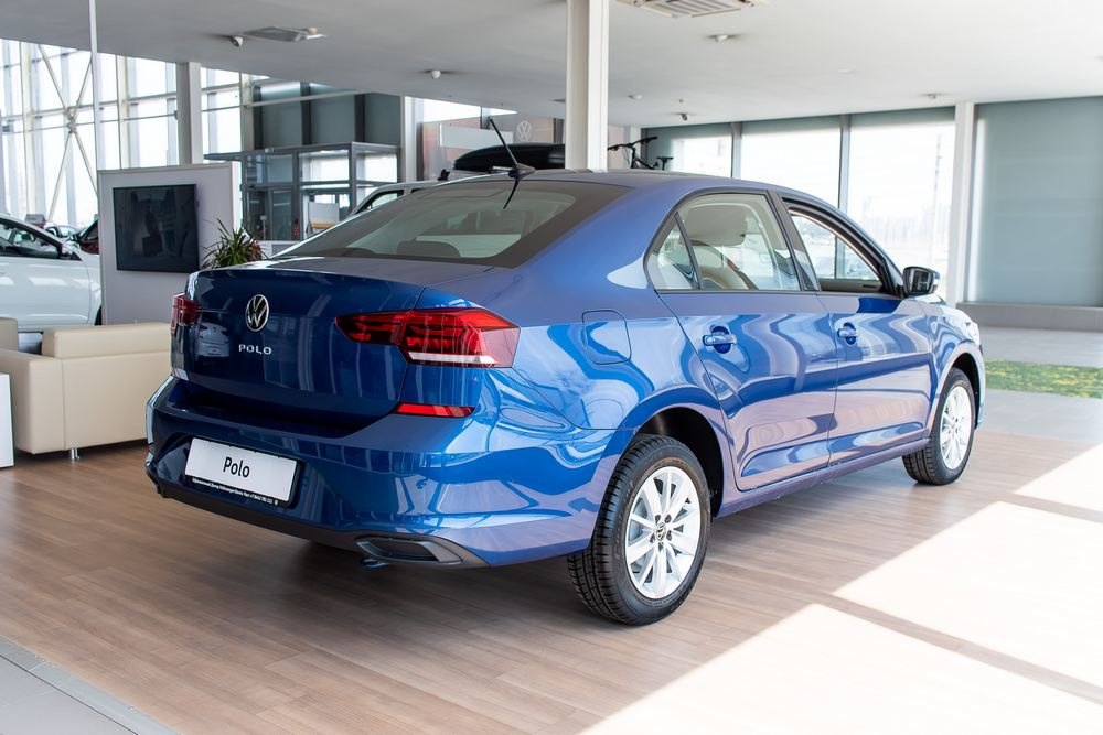 Фольксваген поло лифтбек синий. VW Polo Liftback синий. Фольксваген поло лифтбек 2021. Синий Volkswagen Polo vi 1.6 at (110 л.с.).