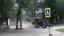 «Позорище!»: в Ярославле трактор устроил пылевую бурю вместо уборки