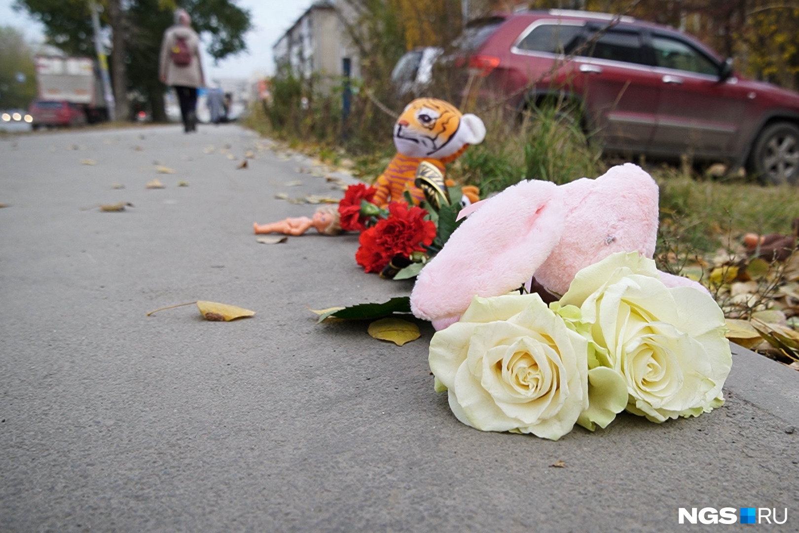 На месте, где погибла девочка, люди организовали стихийный мемориал — они несут игрушки и цветы