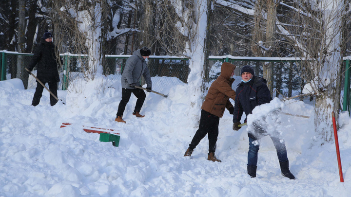 «Катушка» засверкала: команда газовцев очистила от снега каток в Автозаводском парке