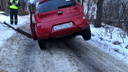 «Из-под меня ушла земля»: в Ярославле автомобиль провалился в дыру на дороге