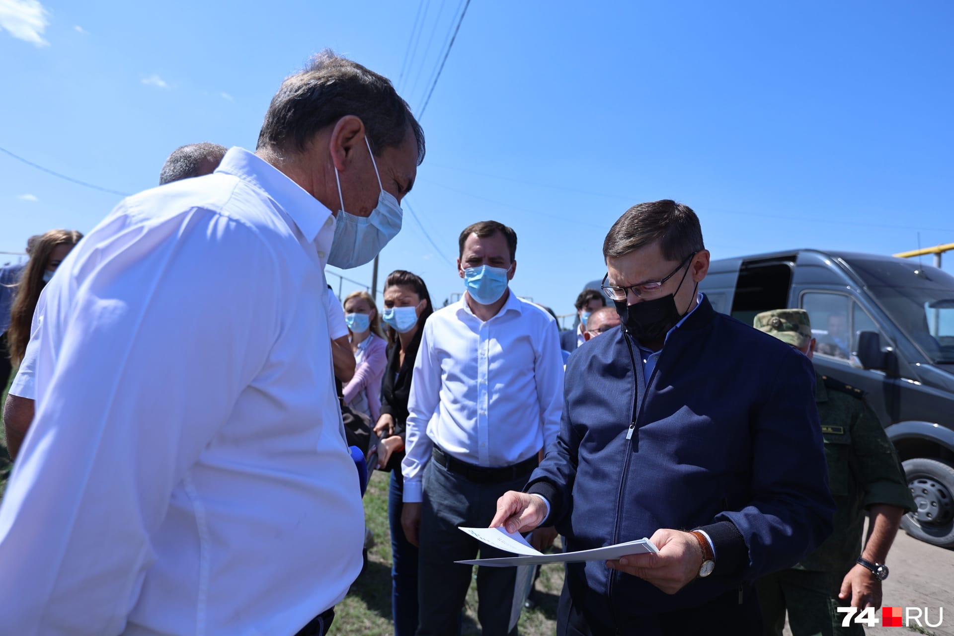 Чиновнику показали, что должно появиться на месте сгоревших домов Чиновнику показали, что должно появиться на месте сгоревших домов