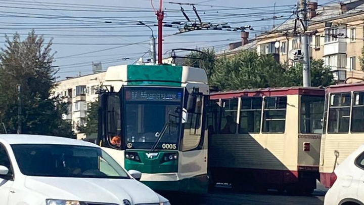 «Прошел крещение»: в Челябинске новый трамвай сошел с рельсов и врезался во встречный