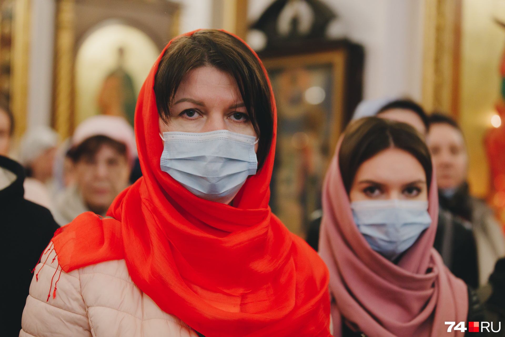 В этом году обязательным аксессуаром в одежде прихожан являются маски, но ковидные требования соблюдали не все В этом году обязательным аксессуаром в одежде прихожан являются маски, но ковидные требования соблюдали не все