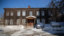 Дом с дырой: как живут в самом старом аварийном доме Новосибирска — среди элитных высоток тихого центра