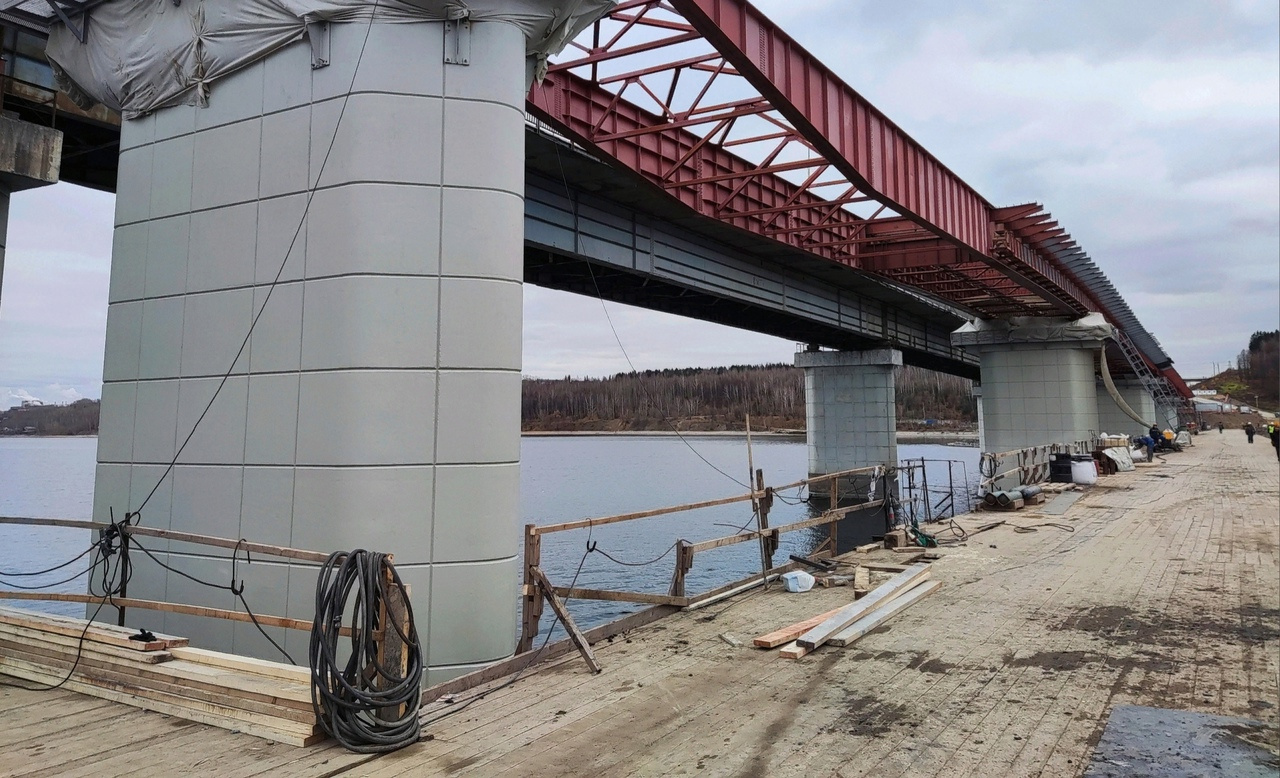 Через пару дней пролетное строение будущего моста будет полностью надвинуто на все пять готовых опор. Сейчас оно надвинуто на опоры с первой по четвертую