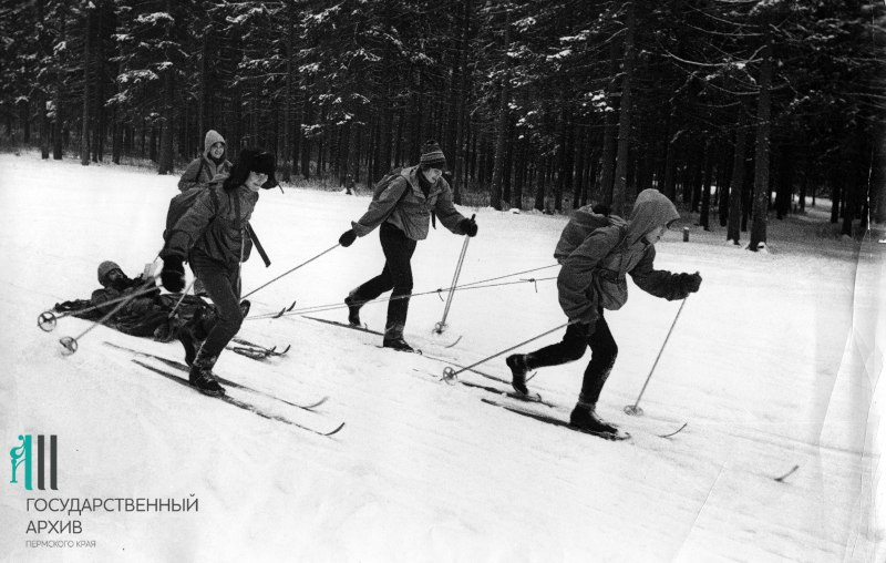 Лыжные секции были практически при всех школах. На фото — соревнования по лыжному туризму, 1983 год