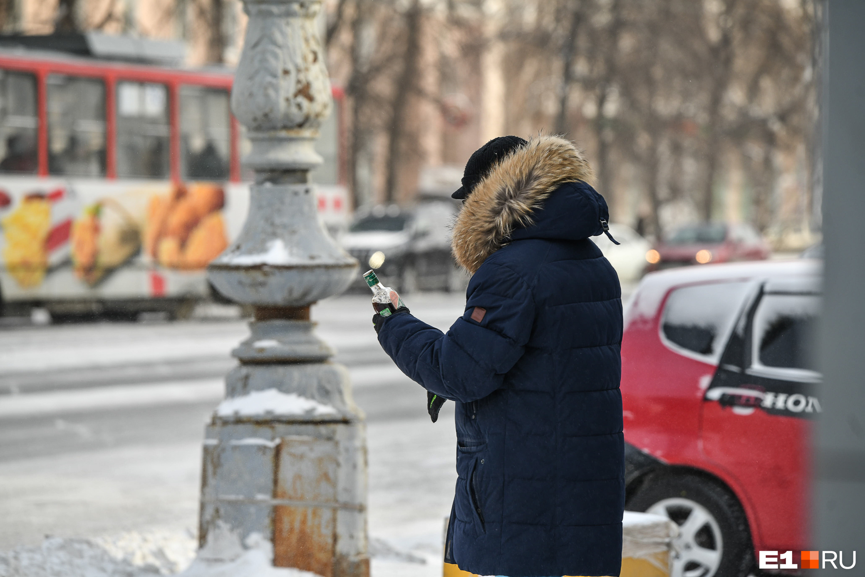 На улице была сильная. Екатеринбург холодно. Дуть Екатеринбург. Пагодав Екатеринбурге сегодня. В Екатеринбурге сегодня прохладно люди куртках ходят.
