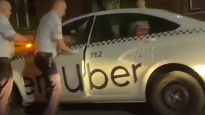 В Краснодаре полиция устроила погоню за пьяным таксистом, он заперся в машине из-за проблем в жизни