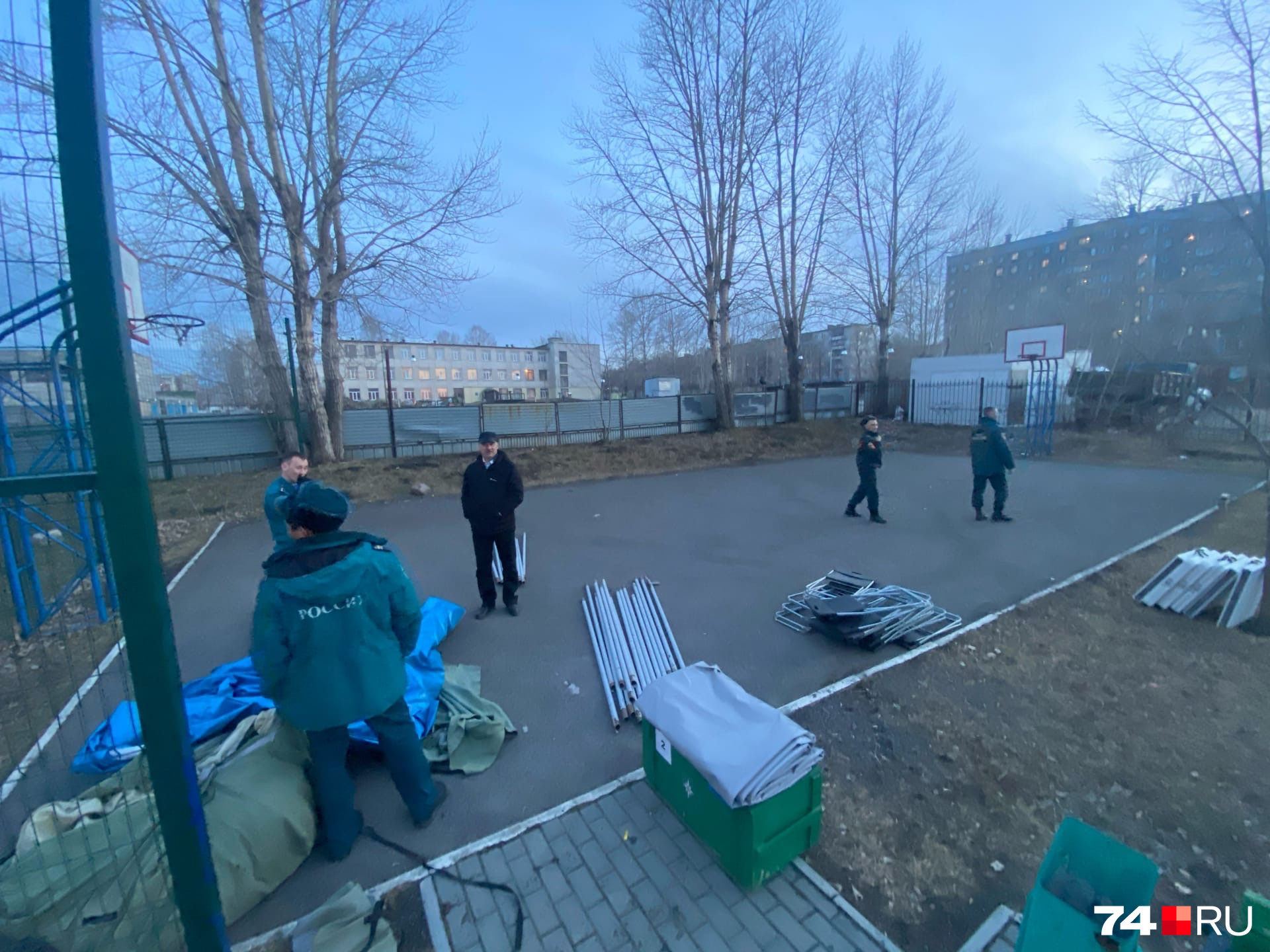 МЧС разбивает штаб на баскетбольной площадке вблизи дома на <nobr class="_">Куйбышева, 7</nobr>