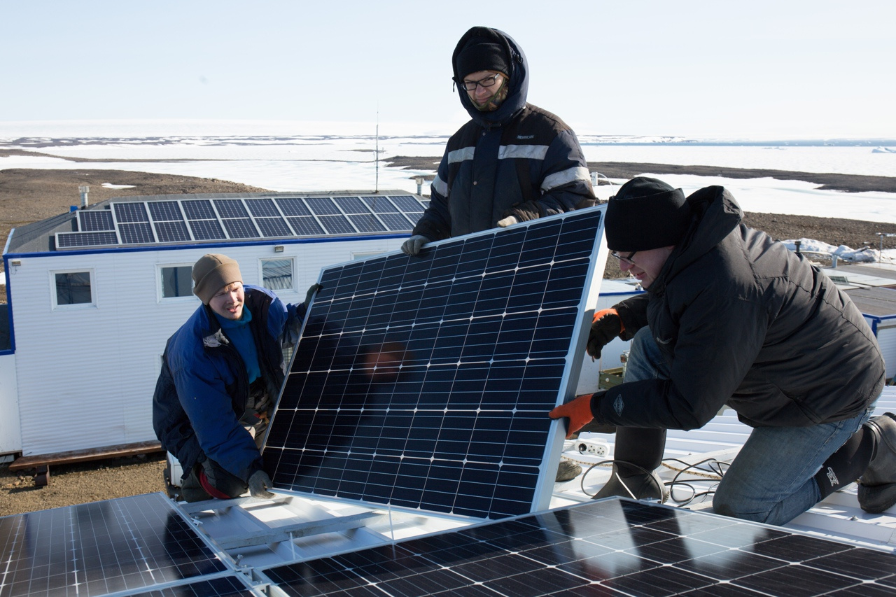 На крышах домов в Арктике устанавливают солнечные батареи — для еще одного источника энергии