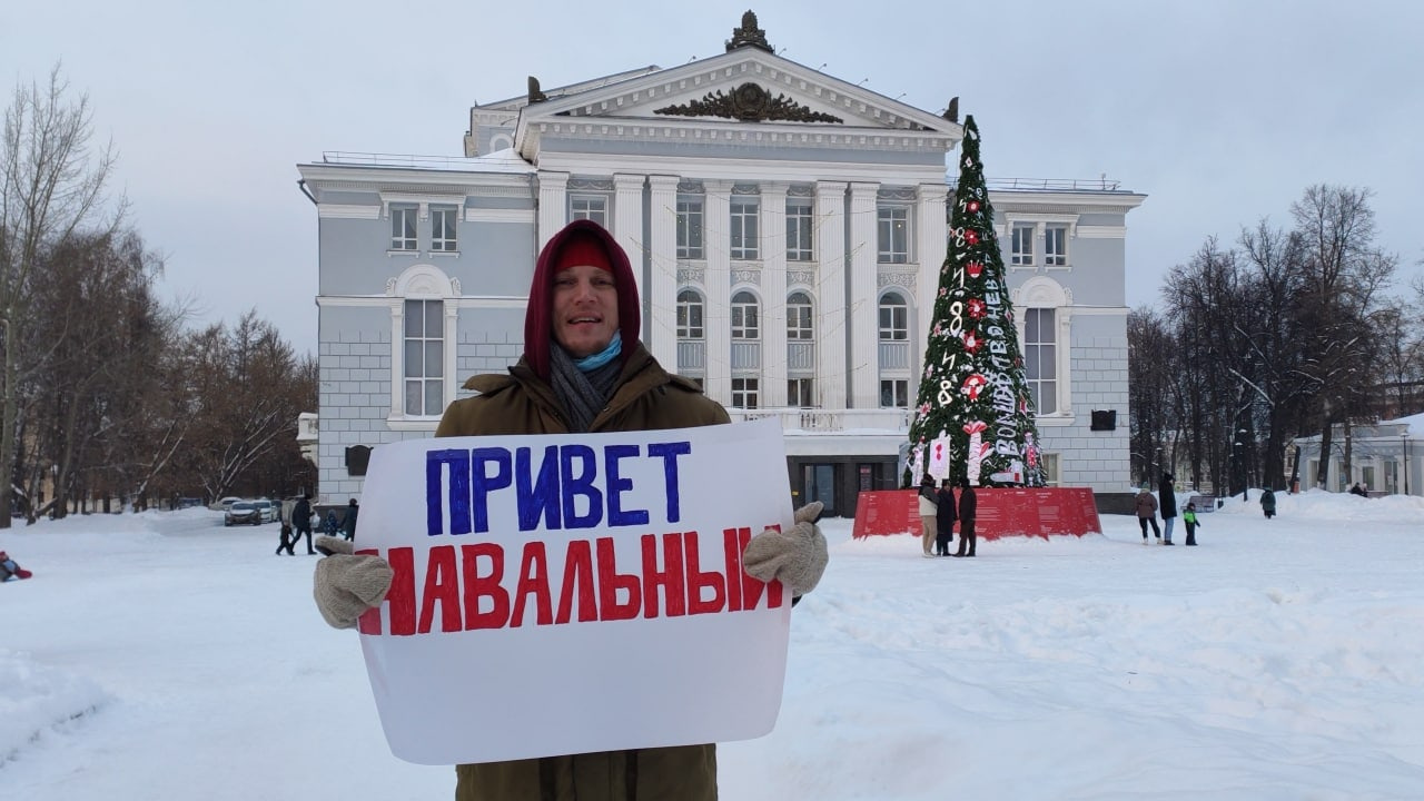 Сергей позирует на фоне знаменитого Пермского оперного театра