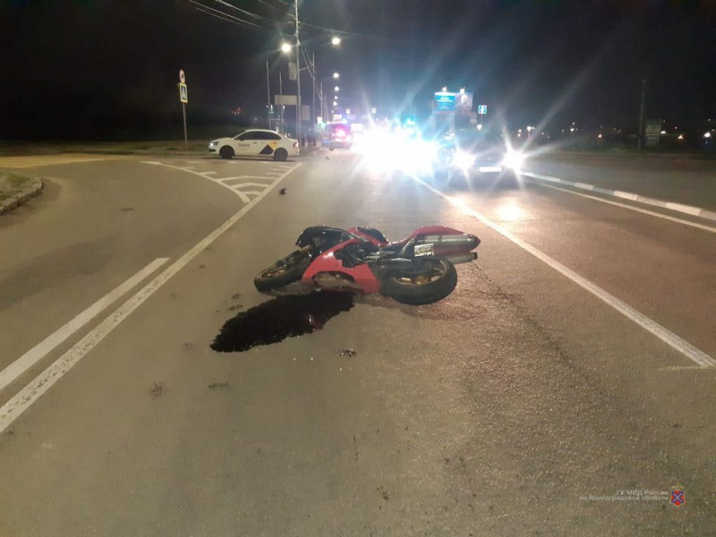 Мотоцикл молодого байкера заискрился, избавившись от водителя