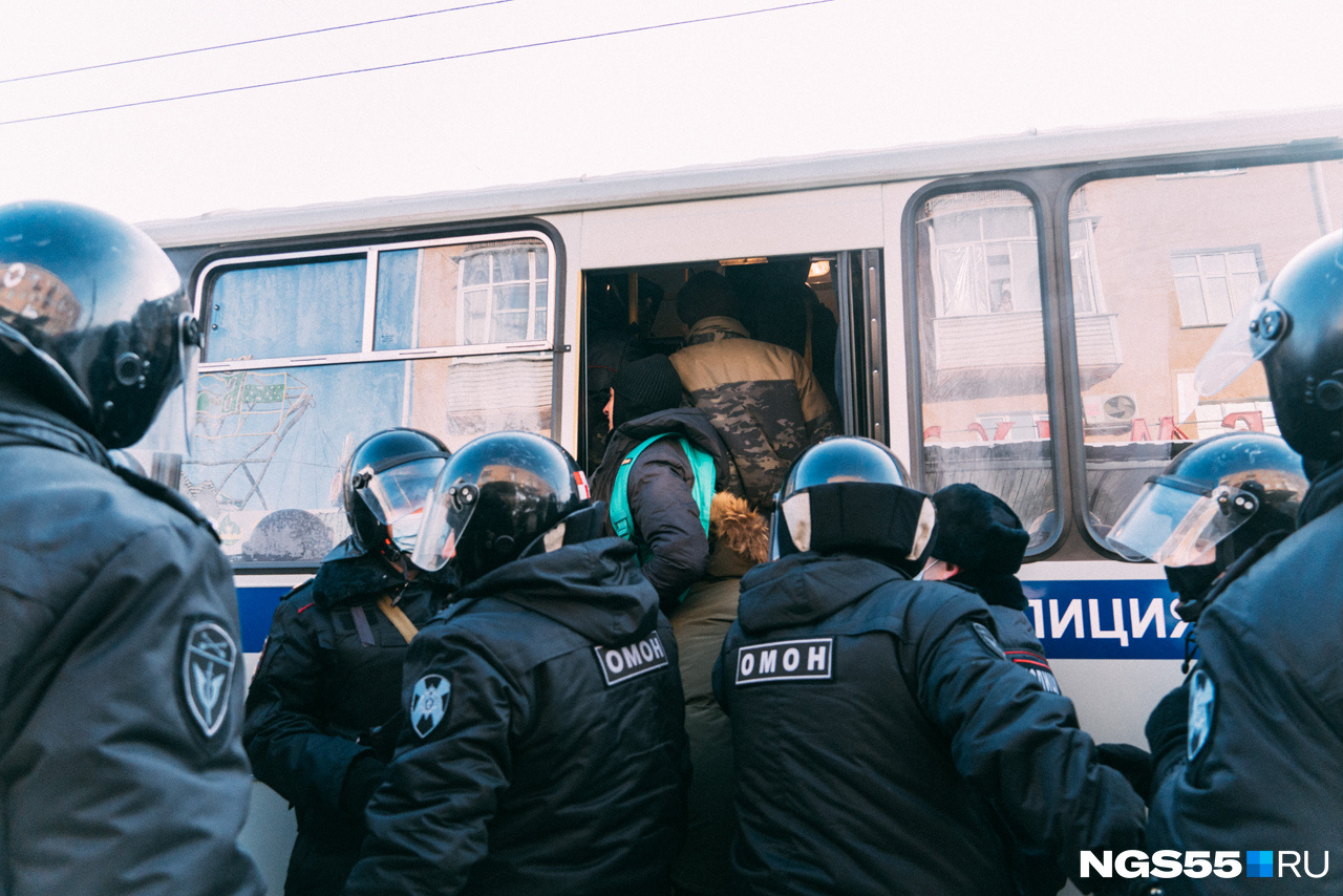 Всех задержанных садили в автобус Всех задержанных садили в автобус