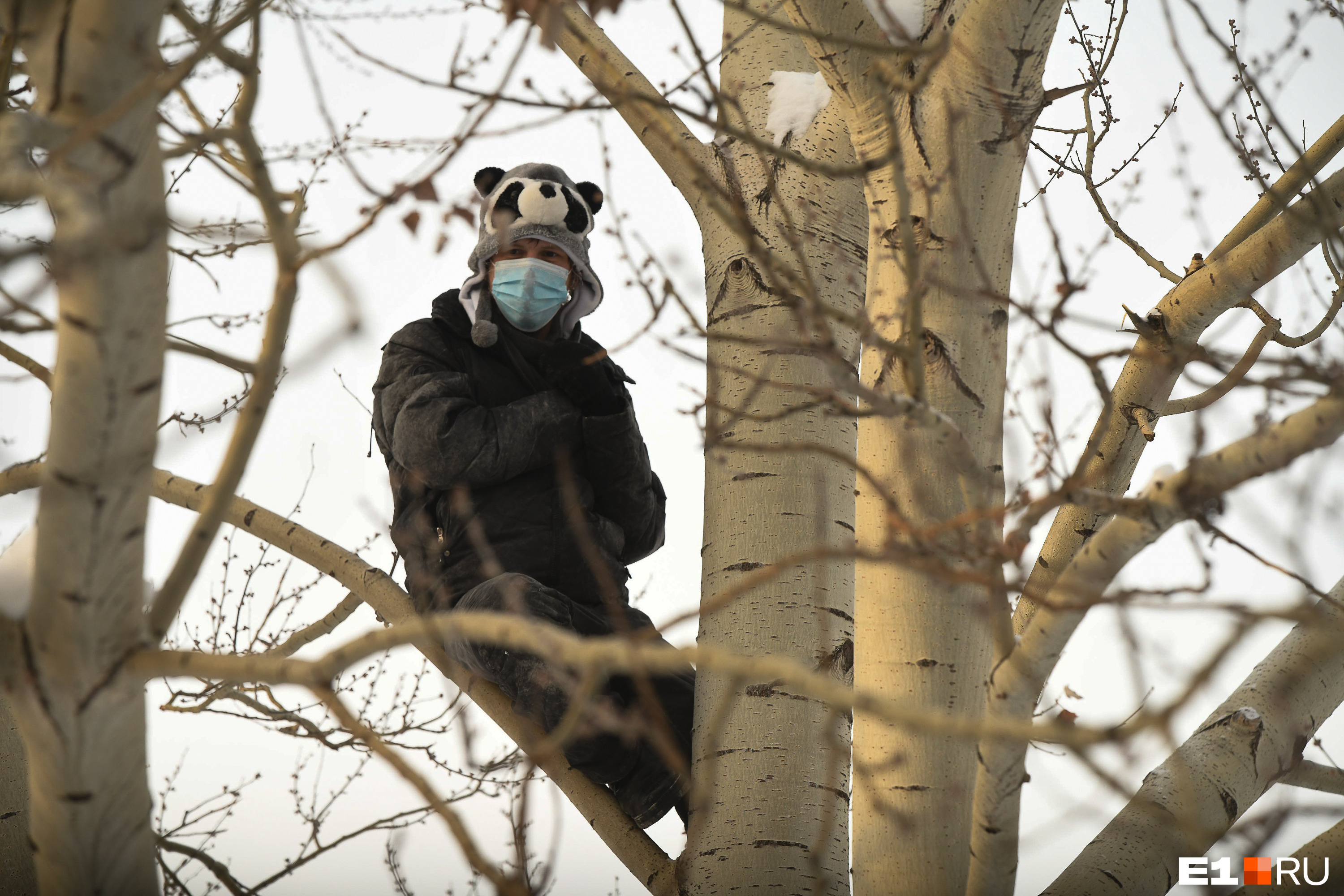 Человек в шапке с мордой панды нашел безопасное место