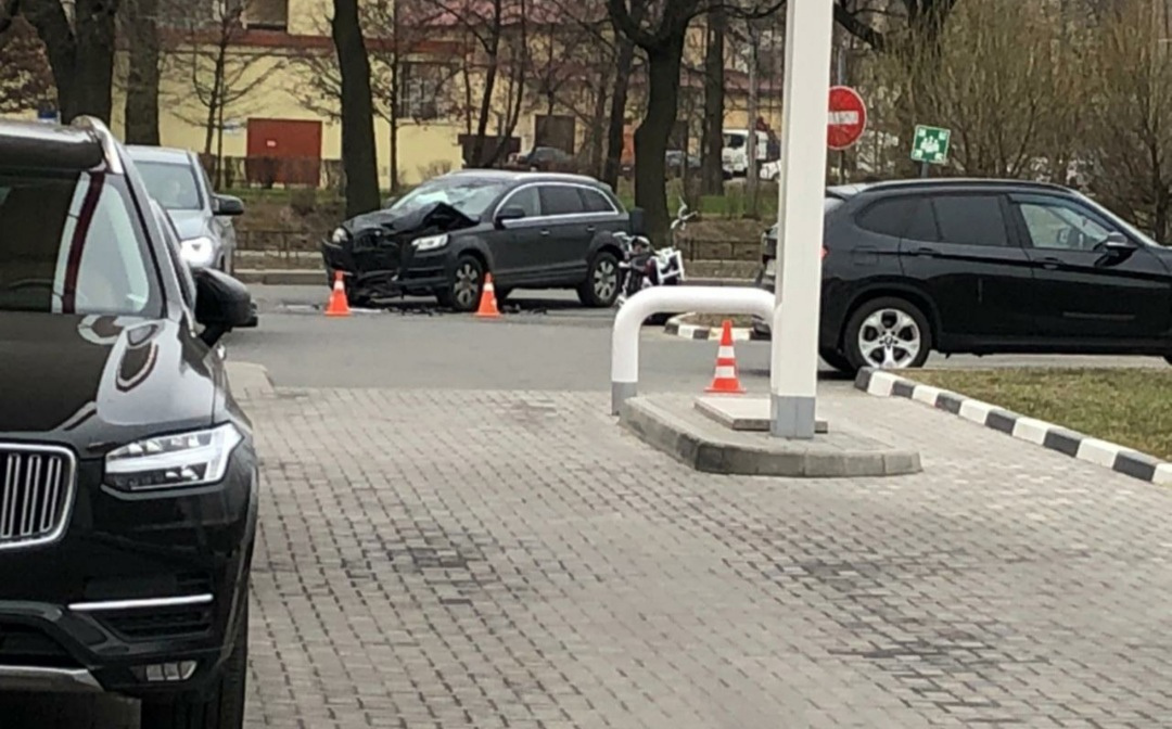 Audi сбил мотоциклиста, поворачивая на заправку на Ждановской набережной