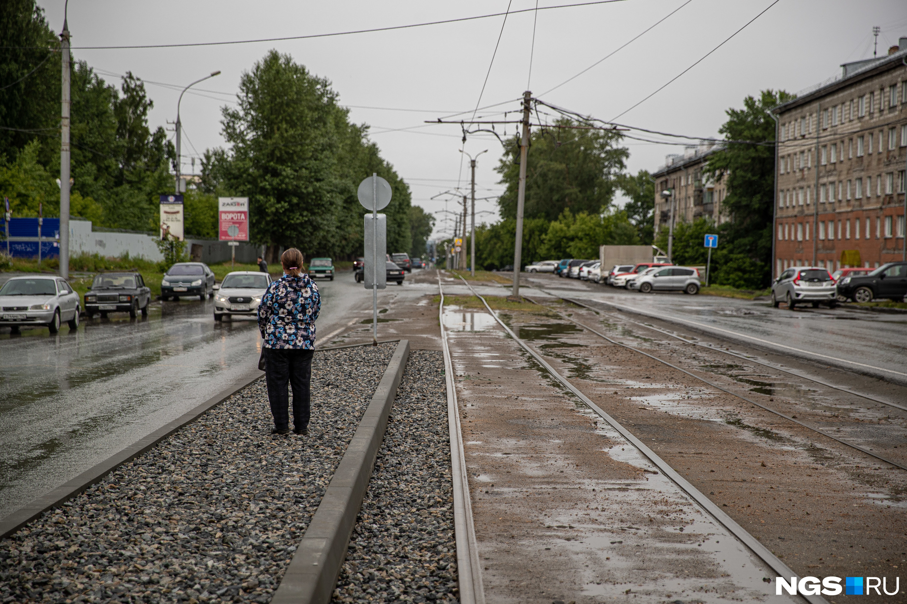Этим летом на проспекте Дзержинского начали строить остановочные платформы: это обезопасит пассажиров трамваев, но отберет у автомобилистов полполосы