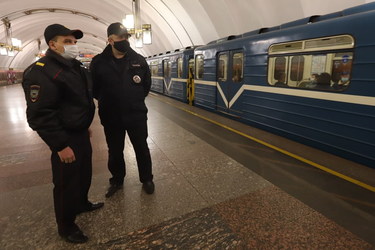 Безмасочники в метро. Сотрудники метро СПБ. Петербургский метрополитен транспортная безопасность. Инспекторы транспортной безопасности Петербургский метрополитен.