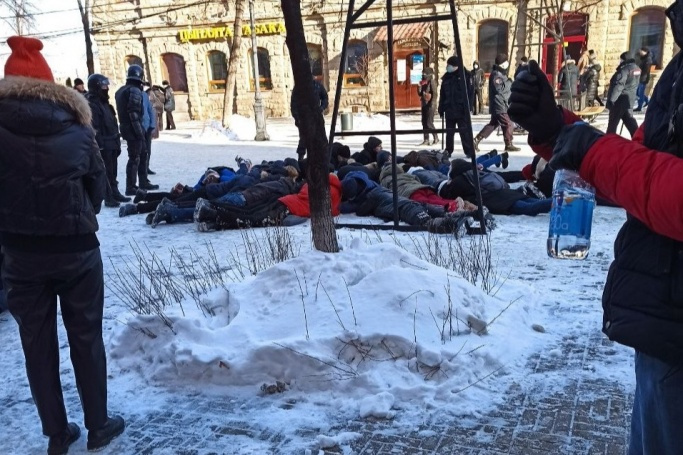 На главной пешеходной улице Челябинска с десяток молодых людей просто положили лицом на землю, но после многочисленных возмущений очевидцев через какое-то время разрешили подняться и увезли их в райотдел полиции На главной пешеходной улице Челябинска с десяток молодых людей просто положили лицом на землю, но после многочисленных возмущений очевидцев через какое-то время разрешили подняться и увезли их в райотдел полиции