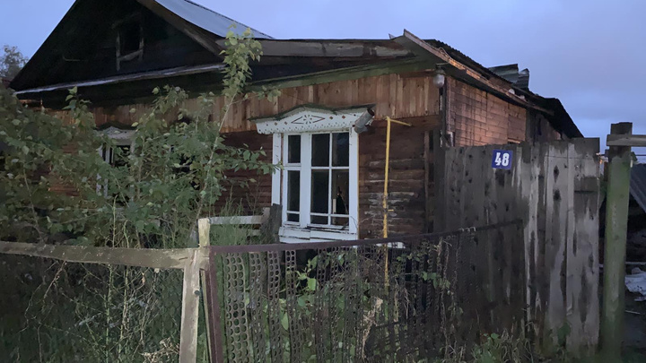 На пожаре в Тобольске погиб 74-летний пенсионер — дом сгорел дотла