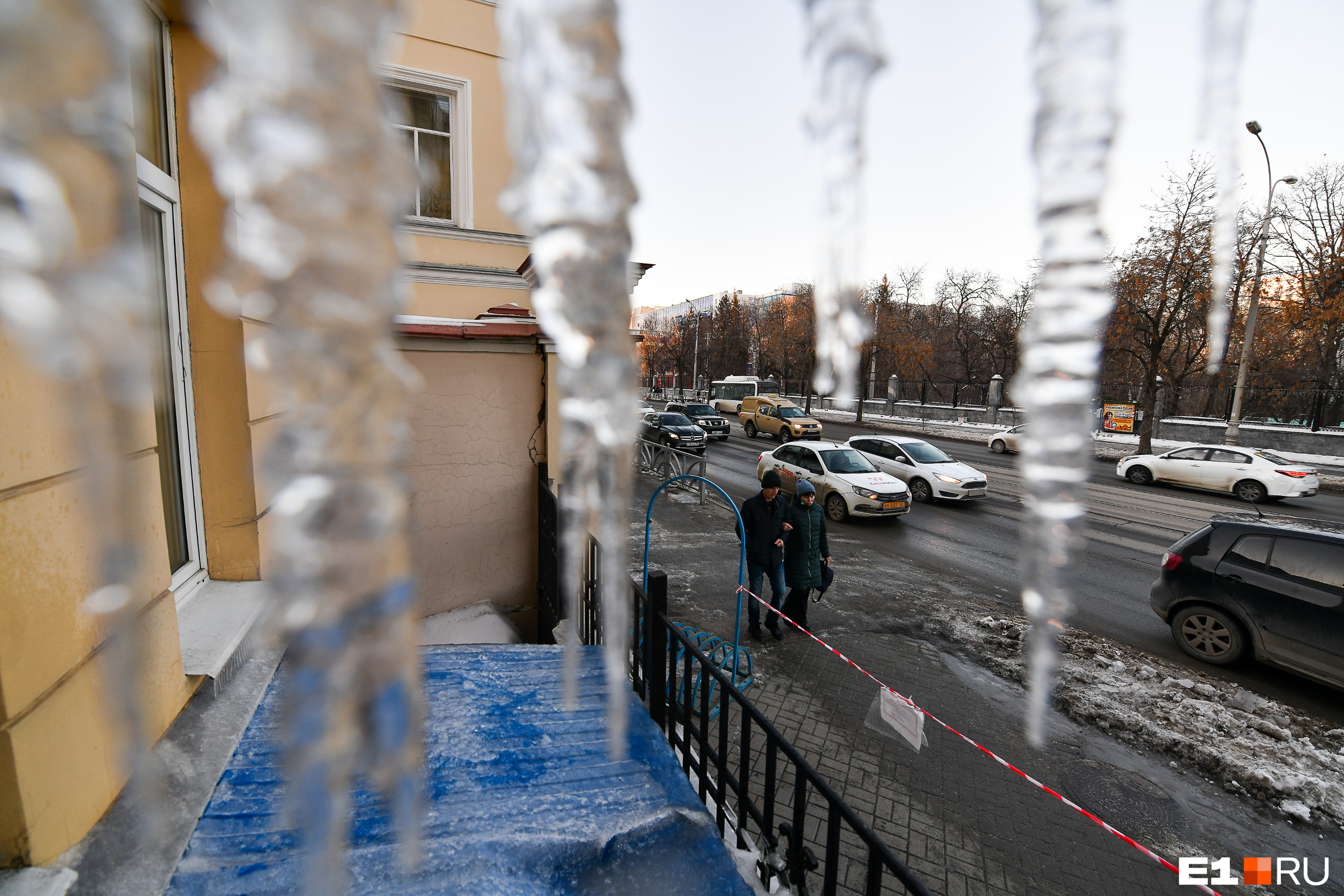 Если есть опасность обрушения снега и льда, коммунальщики должны действовать немедленно Если есть опасность обрушения снега и льда, коммунальщики должны действовать немедленно