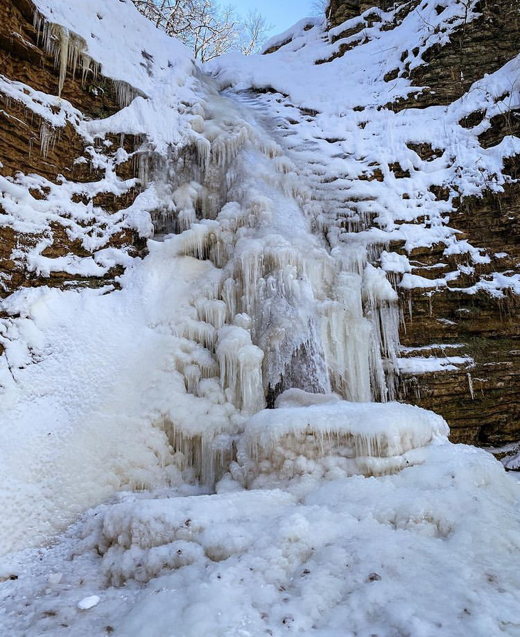 Так выглядели адыгейские водопады Руфабго в феврале: мороз наглухо заковал их в толстостенные ледово-хрустальные «стаканы»