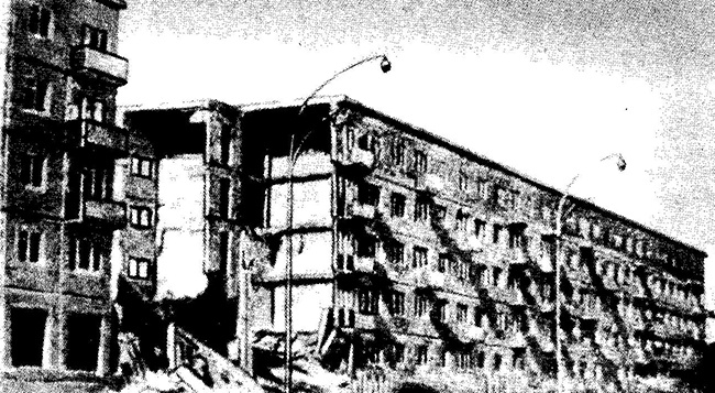 В доме <nobr class="_">№ 82</nobr> на Посадской в 1966 году произошло обрушение