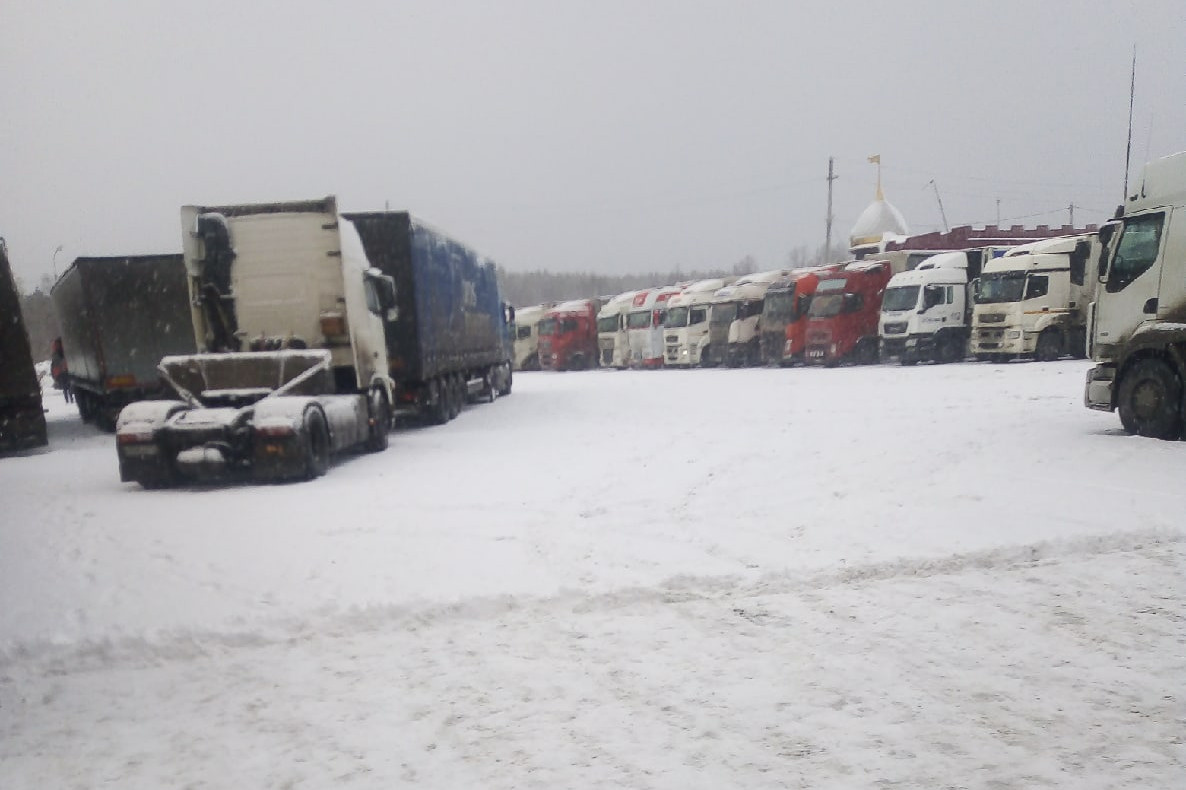 Трасса м5 уфа челябинск. Большегрузы на трассе. Большегрузы в городе. Грузовики в метель.