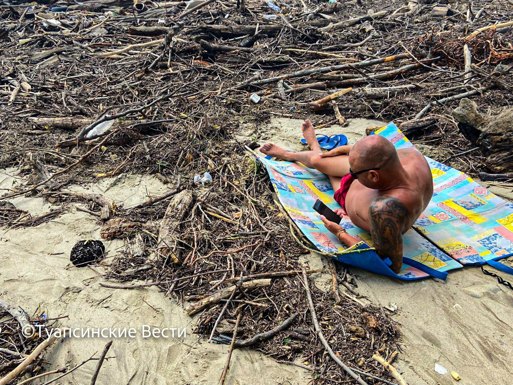 Некоторые туристы разгребают мусор самостоятельно. Чтобы постелить полотенце на пляже.