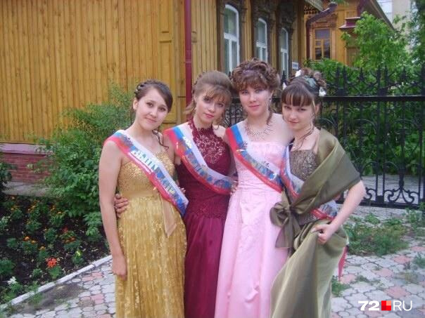 Июнь 2007 года. Мария — вторая слева, в вишневом платье с кружевными вставками Июнь 2007 года. Мария — вторая слева, в вишневом платье с кружевными вставками