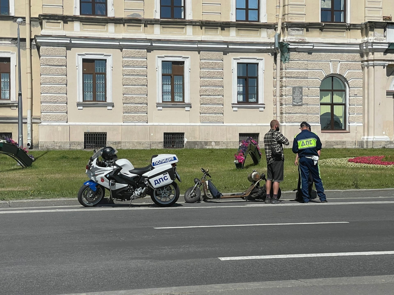 Необычное транспортное средство удивило мотополицию на Пироговской набережной в Петербурге