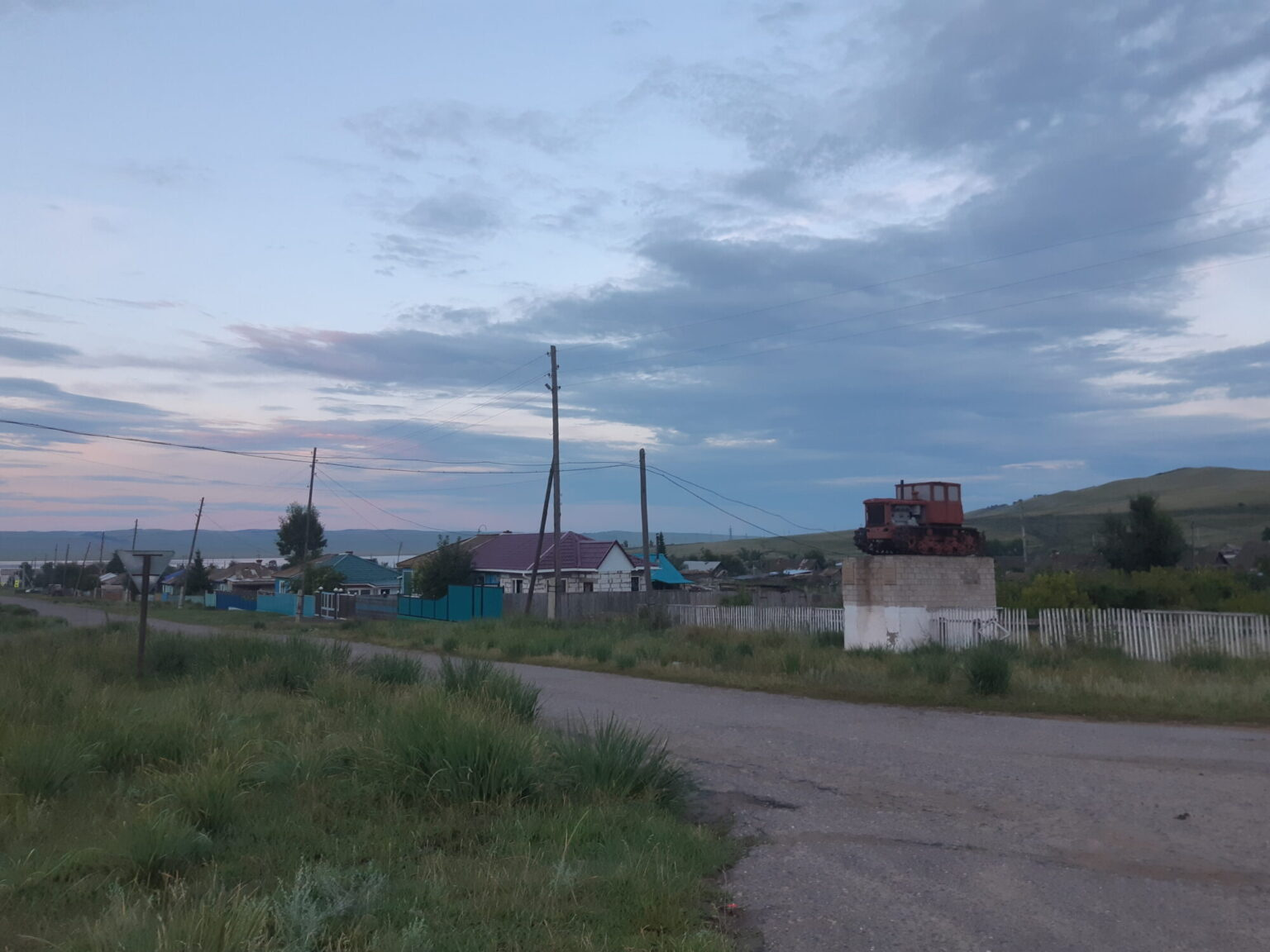В Джириме только одна достопримечательность — трактор в честь поднятия целины В Джириме только одна достопримечательность — трактор в честь поднятия целины