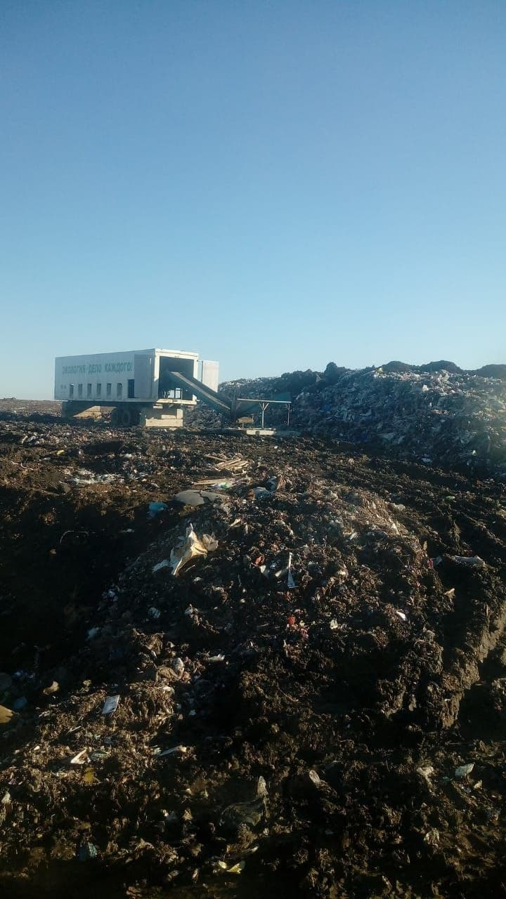Жители удивились, когда увидели на мусорном холме кабинку для сортировки отходов 