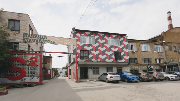 Меняя лица городов: на бывшем заводе оргстекла в Челябинске поселились мастера хендмейда и креатива