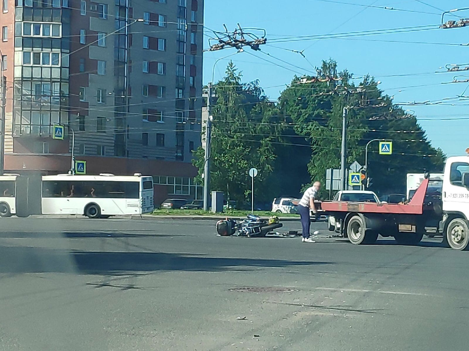 Мотоциклист вмял пассажирскую дверь «Дастеру» на перекрестке Тихорецкого и Светлановского