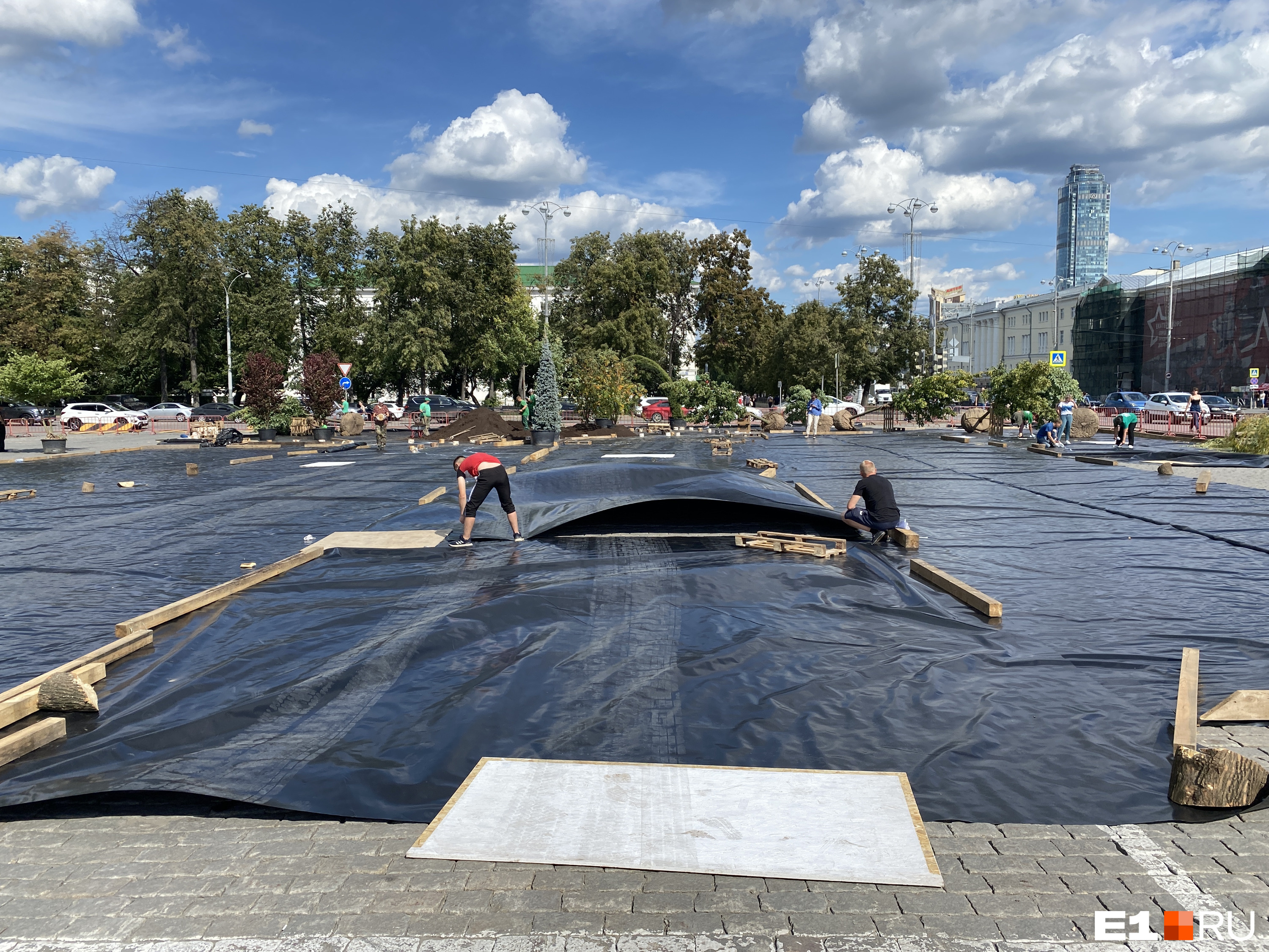 Площадь застелили специальной пленкой, чтобы никак не навредить покрытию