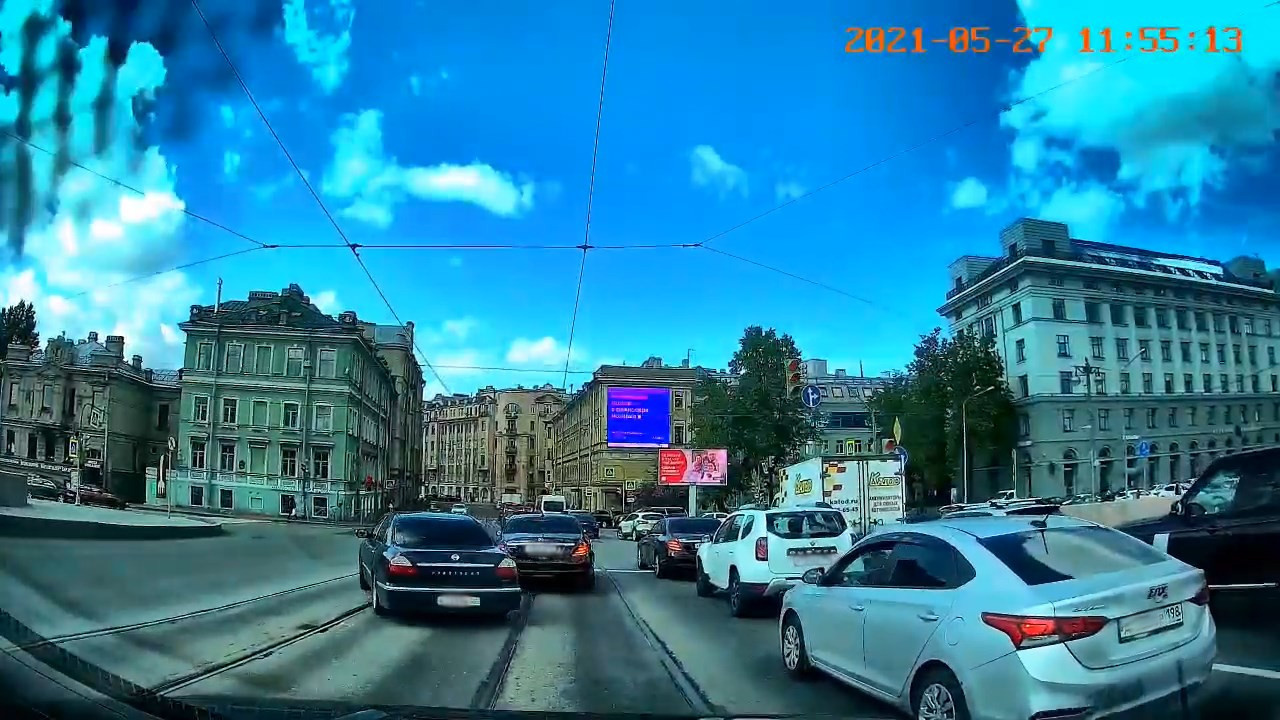 «Президент» с абхазскими номерами не успокоился после ДТП с маршруткой и устроил маневры на красный в центре Петербурга