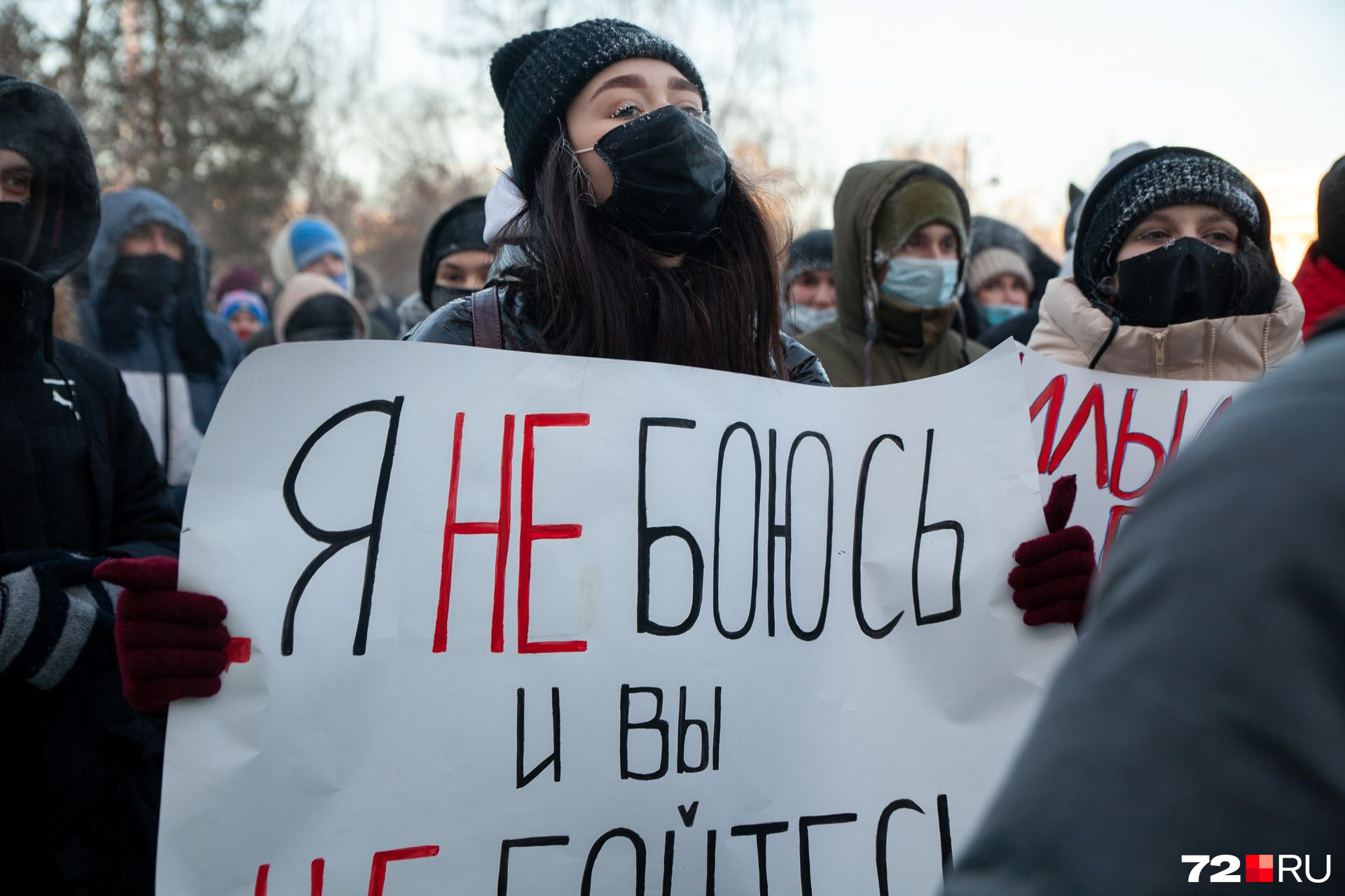 Плакатов было много. К концу акции стало меньше: митингующие рассказывали, что их вырывали из рук люди в гражданском Плакатов было много. К концу акции стало меньше: митингующие рассказывали, что их вырывали из рук люди в гражданском