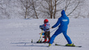 В День снега волонтеры из Новосибирска поставили на горные лыжи детей-инвалидов