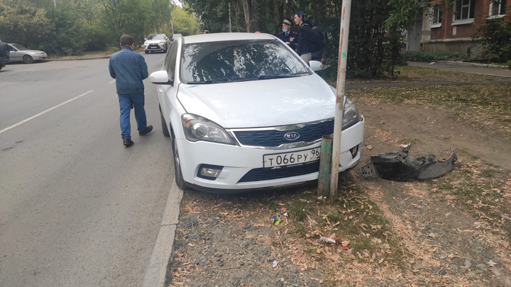 В Екатеринбурге машина без водителя сбила двух пожилых женщин