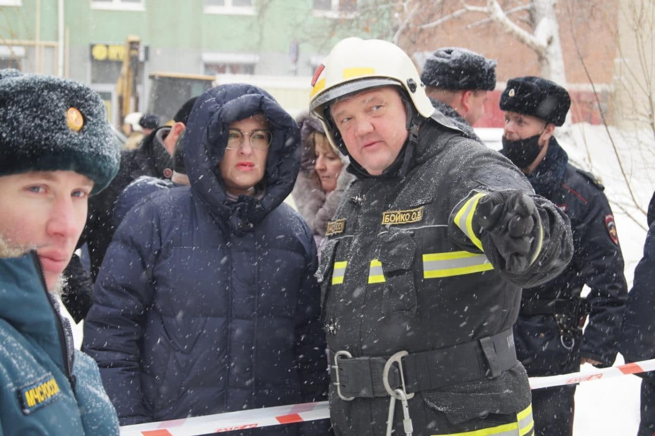 На месте происшествия работали глава города Елена Лапушкина и начальник ГУ МЧС Олег Бойко
