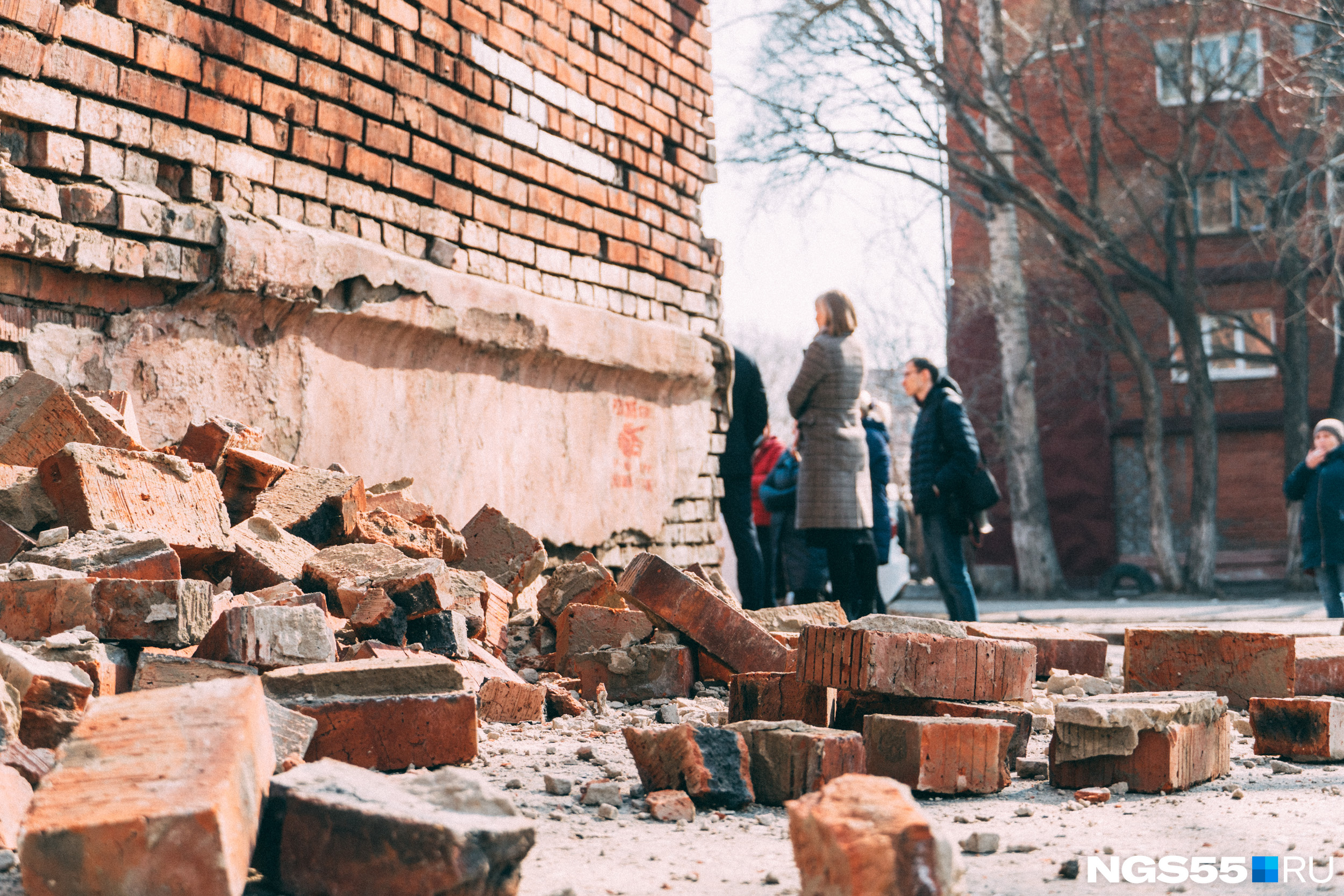 Обвалилась стена дома. 20 Партсъезда 53 Омск обрушение. 20 Партсъезда 55 Омск. Обрушение дома на улице 20 Партсъезда. 20 Партсъезда 53 Омск.