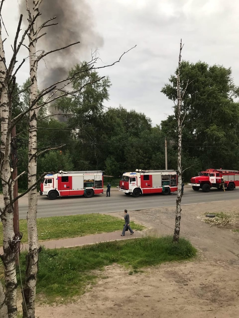 На пожар приезжали три машины спасателей На пожар приезжали три машины спасателей