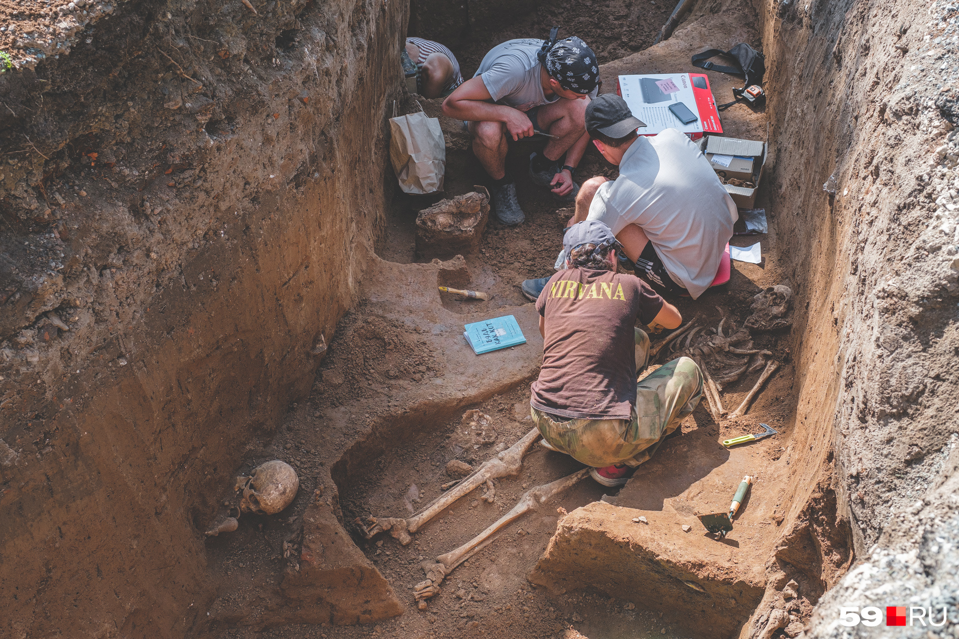 Археологи извлекают только те останки, что оказались на пути труб. Остальные останутся в земле