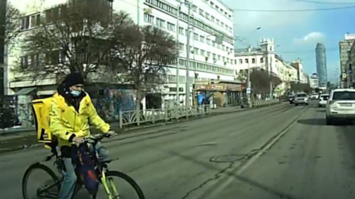 Спешил на заказ. Курьер «Яндекс.Еды» на велосипеде вылетел под колеса авто на Малышева и скрылся: видео