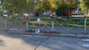 К месту убийства юноши в Северодвинске люди несут цветы — фото