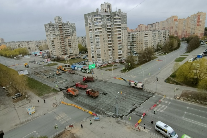В начале мая на перекрестке отремонтировали как само пересечение, так и одну из подъездных дорог (Комсомольский в направлении выезда из города)