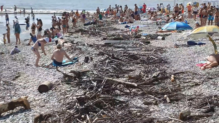 После наводнения в Сочи туристы загорают на пляжах среди гор мусора: посмотрите на это