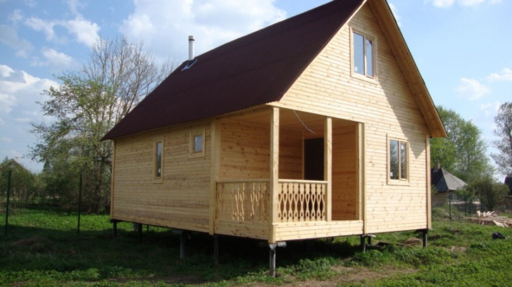Каркасный дом — это легкая конструкция, которую можно возводить на свайном фундаменте