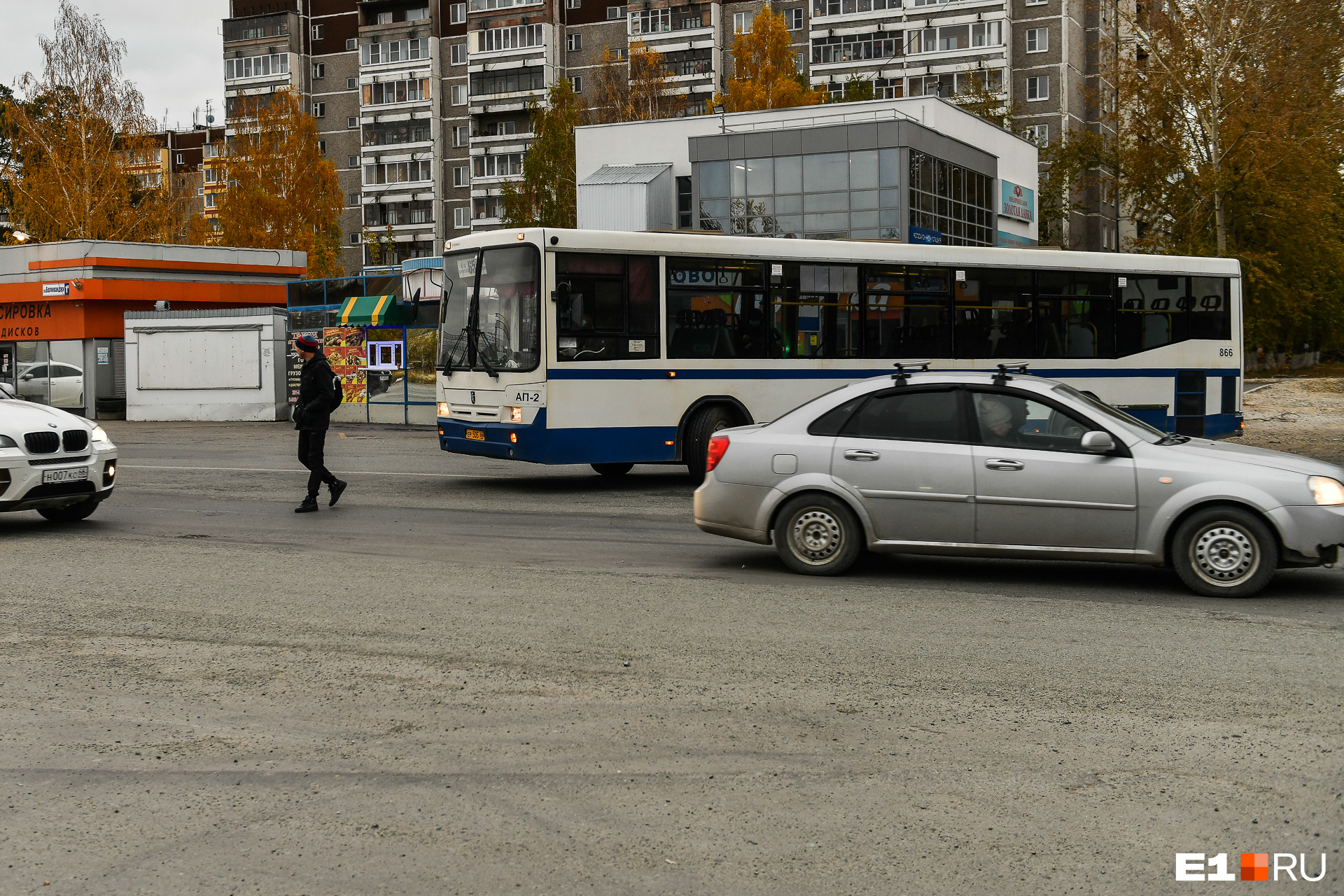 Чтобы подъехать к остановке, автобусам в Кольцово приходится разворачиваться в противоположную сторону, через две полосы. Водители вынуждены пропускать не только машины, но и пешеходов, которые бегают по проезжей части